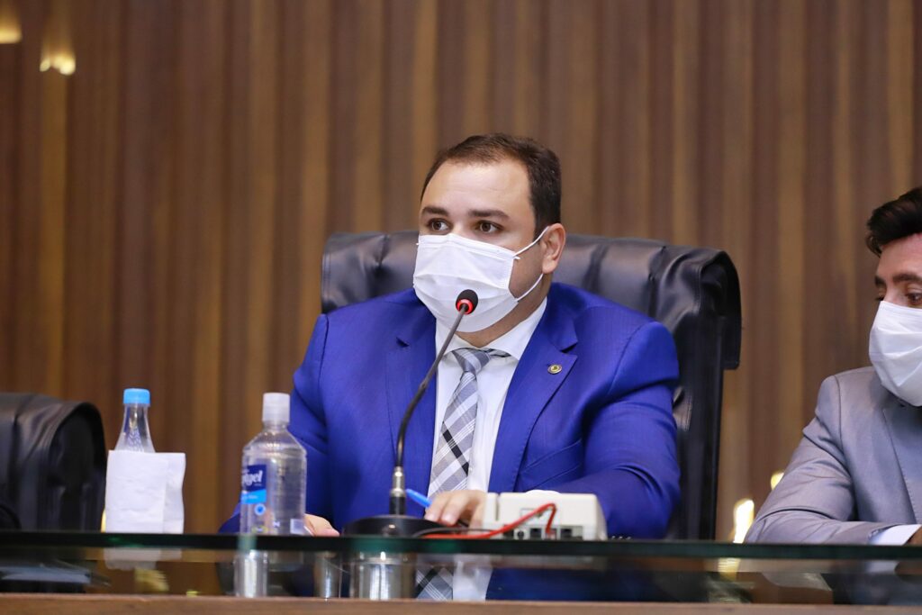 Roberto Cidade quer que empresas de energia e água adotem sistema de autoleitura