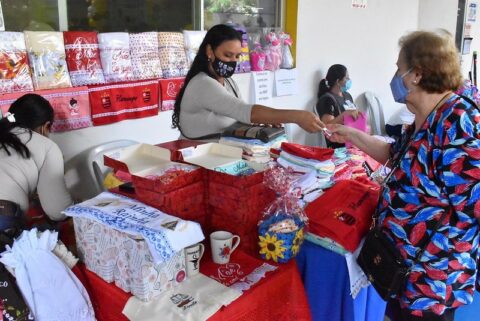 Artesãos participam de feira dentro de empresas do polo industrial