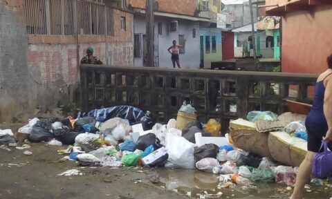 Corpo de mulher é encontrado em lixeira com bilhete deixado por assassinos