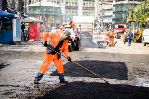 Prefeitura realiza ação preventiva no Centro para amenizar os impactos causados pela cheia