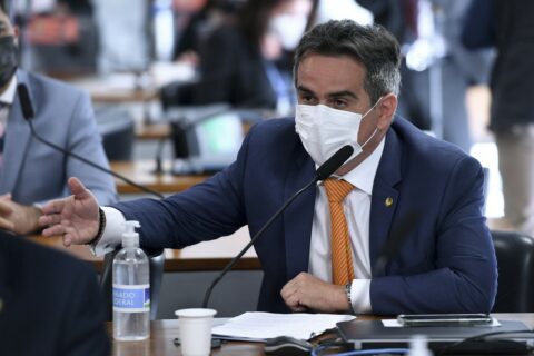 Bolsonaro diz que 'pequena mudança ministerial deve ocorrer na segunda-feira'