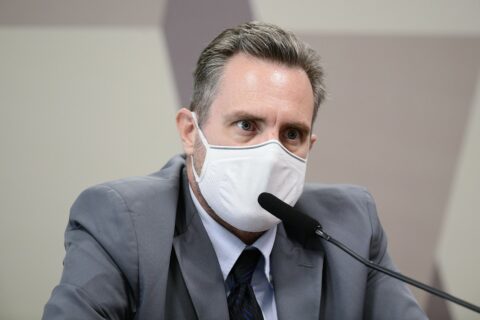 Para mercadores de vacinas, Roberto Dias mandava, Pazuello obedecia