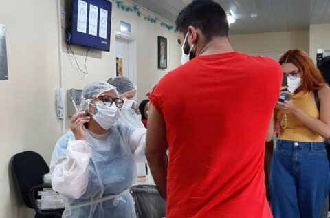 Manaus suspende aplicação da primeira dose da vacina contra Covid até quarta-feira (14)