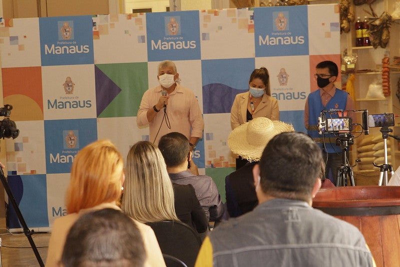 Prefeitura anuncia ‘Mostra Folclórica de Manaus’, durante entrega de alimentos a entidades folclóricas