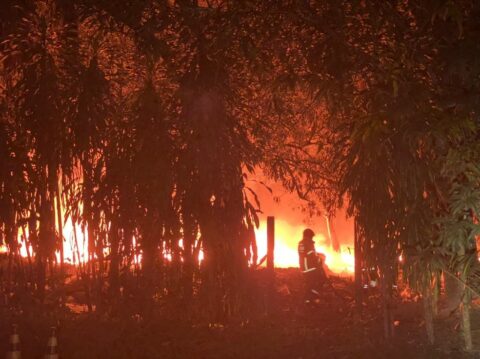 Incêndio de grandes proporções atinge lote abandonado no bairro Santa Etelvina, em Manaus
