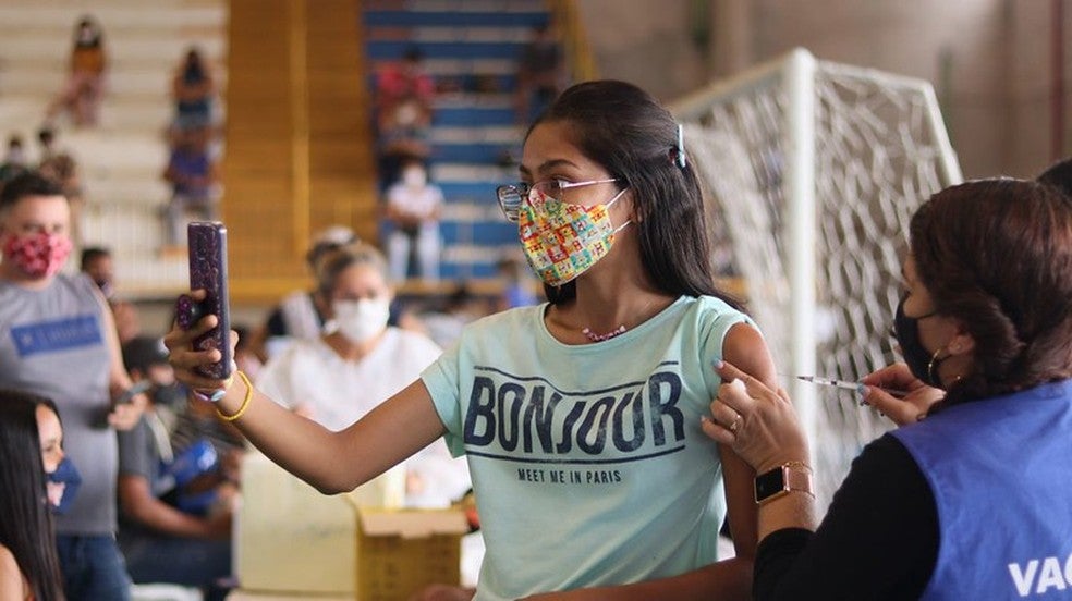 Manaus vacina jovens a partir de 18 anos até às 19h