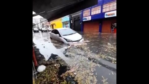 Chuva forte causa alagamentos em vários pontos de Manaus