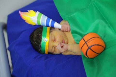 Maternidade em Manaus realiza ensaio fotográfico de recém-nascidos com o tema Olimpíadas