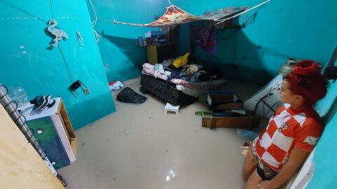 Moradores perdem bens após forte chuva inundar casas em comunidade de Manaus