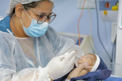 Trigêmeo recebe alta e vai para casa com irmãos no AM