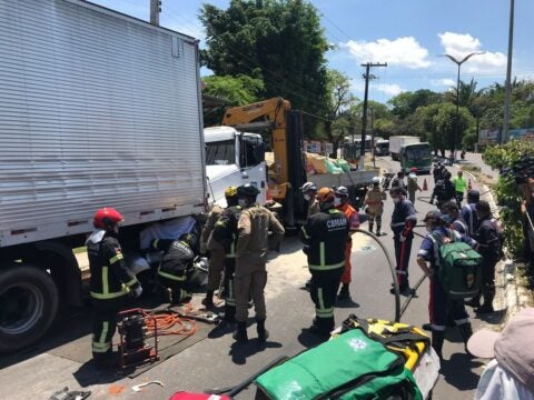 Duas mulheres morrem após carro ser prensado entre dois caminhões em Manaus