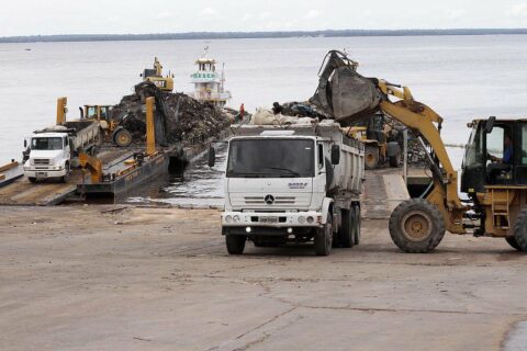 Prefeito David Almeida fiscaliza transbordo de resíduos sólidos para aterro municipal