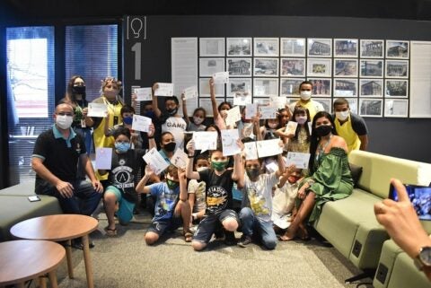 Crianças participantes do primeiro dia do ‘Creative Day’ recebem certificado