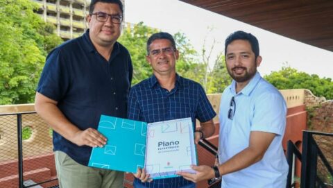 Primeiro Plano Estratégico de Comunicação da história da Prefeitura de Manaus é entregue ao prefeito David Almeida