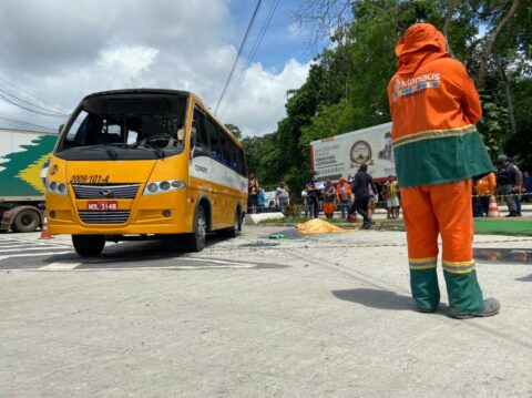 Gari morre esmagado após micro-ônibus tombar em Manaus