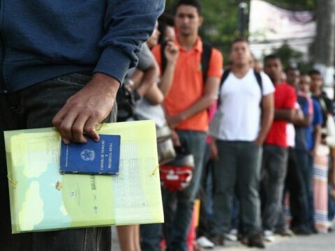 Empregos voltam com salário menor e levam à precarização do trabalho