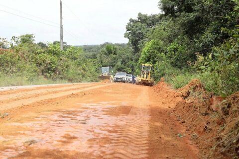 Prefeitura de Manaus finaliza terraplanagem no ramal do Cuieiras e anuncia reforma em UBS e escola