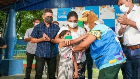 David Almeida acompanha abertura da vacinação das crianças e destaca importância do ciclo vacinal completo no combate à Covid-19