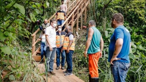 Prefeitura de Manaus constrói ponte e escada em madeira para levar acessibilidade a moradores no Mauazinho