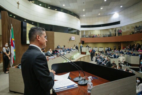 David Almeida anuncia vale alimentação de R$ 22 e auxílio aluguel de R$ 600