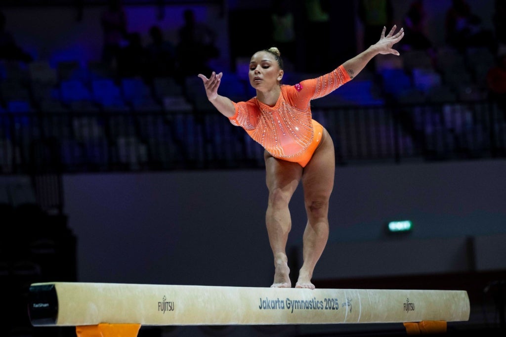 Flávia Saraiva durante apresentação na trave de equilíbrio no Mundial de Jacarta, nesta terça-feira (21/10) - Foto: Reprodução/ CBG