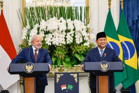 Lula e o presidente da Indonésia, Prabowo Subianto, durante assinatura de acordos em Jacarta nesta quinta-feira (23) - Foto: Ricardo Stuckert / PR
