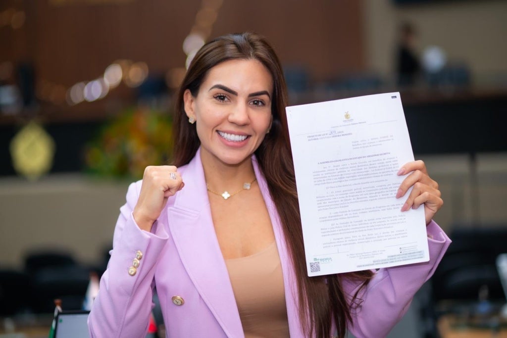 Deputada Débora Menezes durante votação do Projeto de Lei nº 209/2025, que cria a Ronda Guardiã na Assembleia Legislativa do Amazonas - Foto: Assessoria de Comunicação