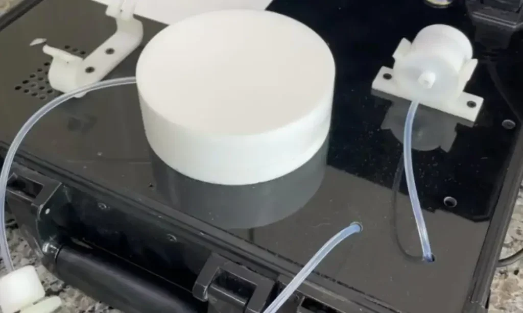 Equipe do Centro de Informática da UFPE apresenta o nariz eletrônico capaz de detectar adulterações em bebidas alcoólicas durante a Rec’n’Play 2025, em Recife - Foto: divulgação UFPE