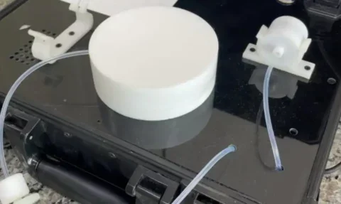 Equipe do Centro de Informática da UFPE apresenta o nariz eletrônico capaz de detectar adulterações em bebidas alcoólicas durante a Rec’n’Play 2025, em Recife - Foto: divulgação UFPE