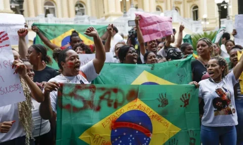 Moradores do Alemão e da Penha protestam em frente ao Palácio Guanabara - Foto: Fernando Frazão/Agência Brasil