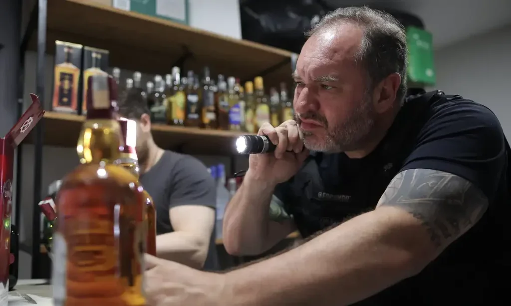 Fiscais do IVISA-Rio interditaram o Bar Veneta após constatar bebidas sem registro e fabricação irregular de cerveja - Foto: Reprodução/ PABLO JACOB/governo de São Paulo