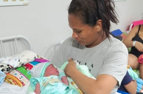 Equipe do Hospital Platão Araújo auxilia em parto realizado dentro de carro no estacionamento da unidade, em Manaus - Foto: Divulgação/ SES-AM