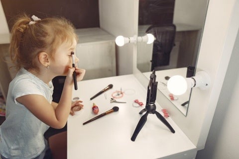 Crianças e adolescentes que produzem conteúdo com fins lucrativos podem estar sujeitos à legislação que proíbe o trabalho infantil - Foto: Reprodução/ Banco de dados