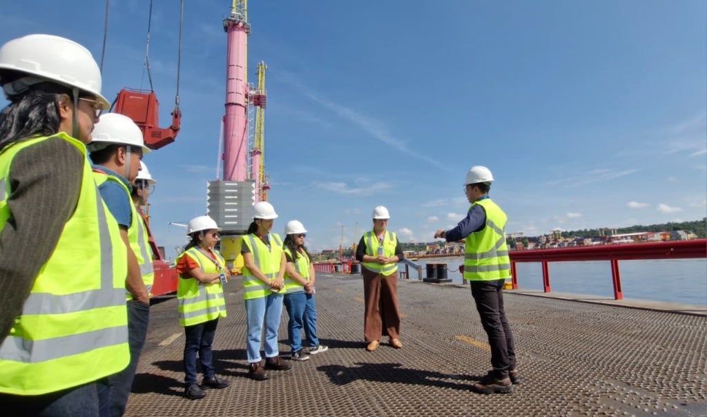 Estudantes acompanham carga e descarga de contêineres no Porto Chibatão durante visita técnica - Foto: Reprodução/ Rosângela Alanís/Suframa