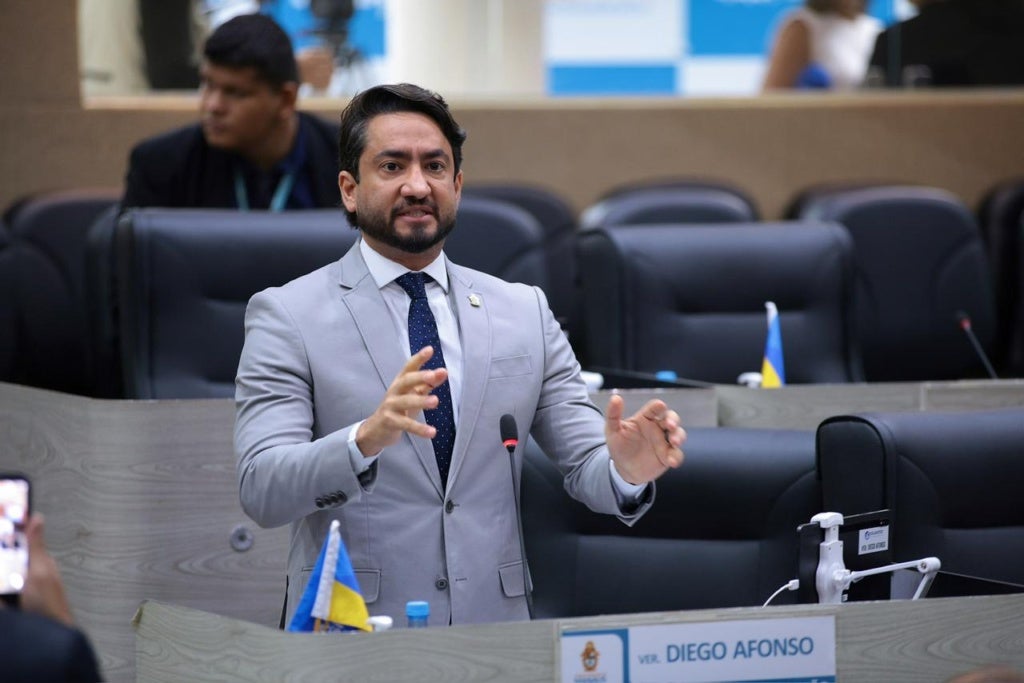Vereador Diego Afonso durante sessão na Câmara Municipal de Manaus, onde o projeto “Adote uma Praça” foi deliberado - Foto: Divulgação/ Assessoria