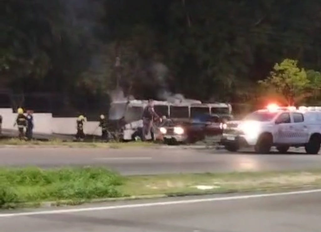 Micro-ônibus da empresa Zenatur foi destruído após incêndio na Avenida Rodrigo Otávio, Zona Sul de Manaus - Foto: Reprodução/ Internet