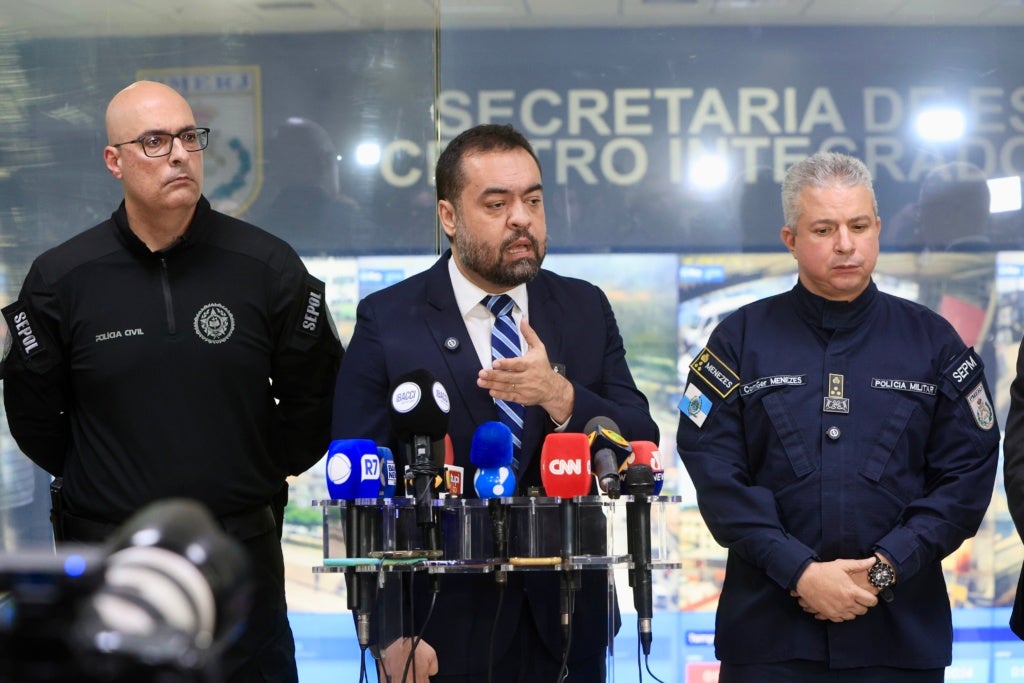 Governador Cláudio Castro durante coletiva de imprensa no Centro Integrado de Comando e Controle - Foto: Rafael Wallace/ Governo do RJ