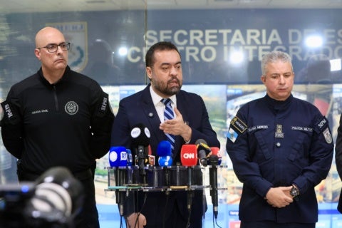 Governador Cláudio Castro durante coletiva de imprensa no Centro Integrado de Comando e Controle - Foto: Rafael Wallace/ Governo do RJ
