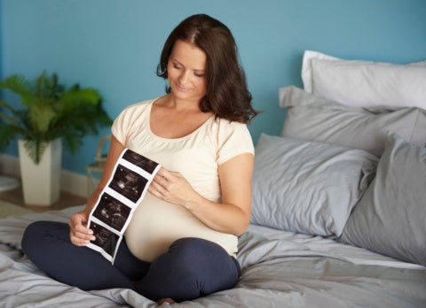 Recém-nascidos em maternidade de Roma; nascimentos na Itália caíram para 369.944 em 2024 - Foto: Freepik