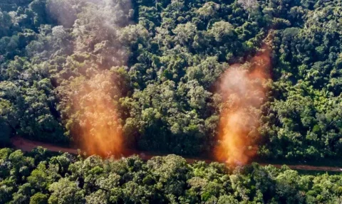 Posto de abastecimento de combustível na Terra Indígena Yanomami é fiscalizado por autoridades - Foto: Divulgação/ Polícia Federal