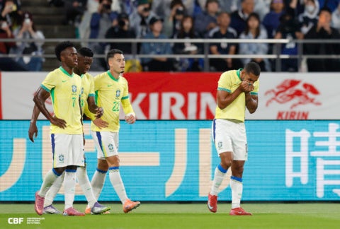 Jogadores brasileiros lamentam a virada do Japão no Estádio Ajinomoto, em Tóquio - Foto: @RAFAELRIBEIRORIO I CBF