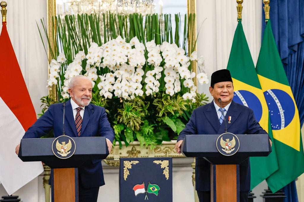 Lula e o presidente da Indonésia, Prabowo Subianto, durante assinatura de acordos em Jacarta nesta quinta-feira (23) - Foto: Ricardo Stuckert / PR