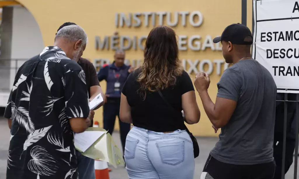 Parentes aguardam no IML do Rio para reconhecimento de vítimas da operação policial - Foto: Tânia Rêgo/Agência Brasil