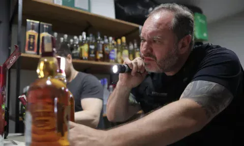 Fiscais do IVISA-Rio interditaram o Bar Veneta após constatar bebidas sem registro e fabricação irregular de cerveja - Foto: Reprodução/ PABLO JACOB/governo de São Paulo