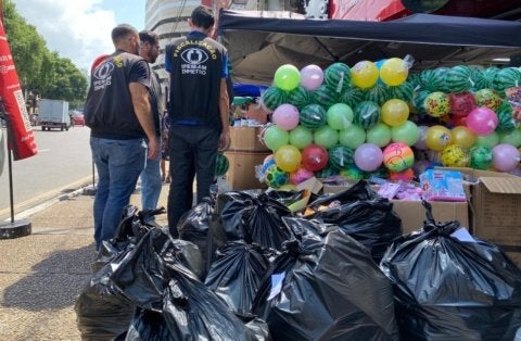 Fiscais do Ipem-AM verificam brinquedos em lojas de Manaus durante a Operação Criança Segura - Foto: Divulgação/Ipem-AM
