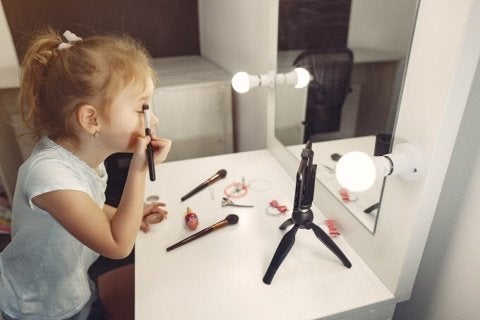 Crianças e adolescentes que produzem conteúdo com fins lucrativos podem estar sujeitos à legislação que proíbe o trabalho infantil - Foto: Reprodução/ Banco de dados