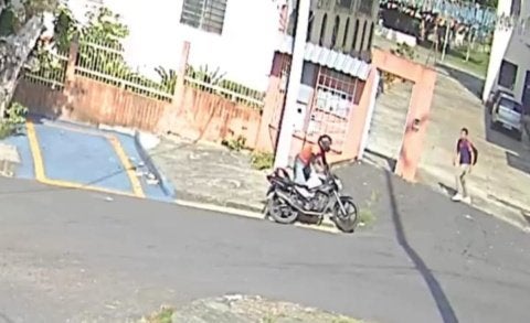 Câmeras de segurança registraram o momento em que o suspeito ataca o adolescente com um martelo em frente a uma igreja, na Zona Leste de Manaus - Foto: Reprodução