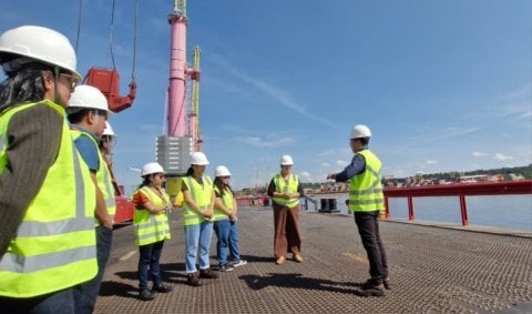 Estudantes acompanham carga e descarga de contêineres no Porto Chibatão durante visita técnica - Foto: Reprodução/ Rosângela Alanís/Suframa