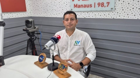 Thiago Santos, CEO do Instituto Amazônia Viva, durante ação de capacitação ribeirinha no interior do Amazonas Foto: Haliandro Furtado/Jovem Pan News Manaus