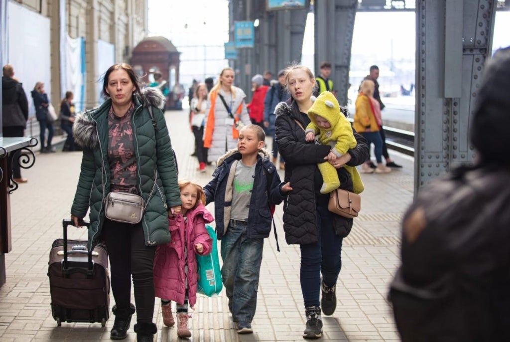 Imigrantes aguardam atendimento em centro de processamento na fronteira dos Estados Unidos - Foto: Reprodução/ Canva